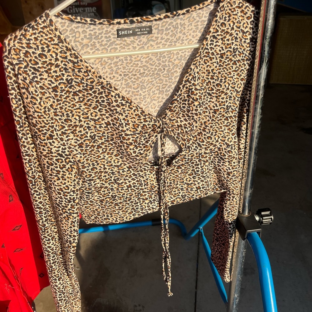 SHEIN LEOPARD PRINT PEEKABOO TOP SIZE M